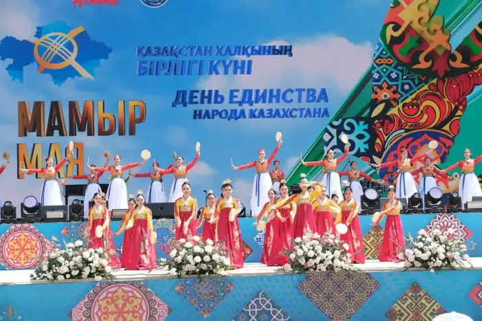 Единство народа Казахстана: флешмоб и концерты в парке! Астане