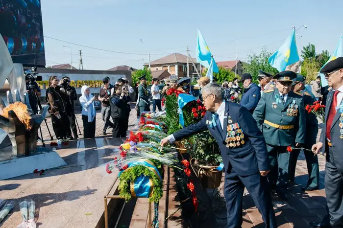 Жители Атырау возложили цветы к Вечному огню в День Победы (2)