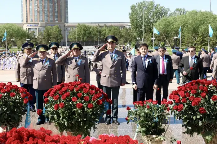 Министр обороны возложил цветы к монументу «Отан Ана» (3)