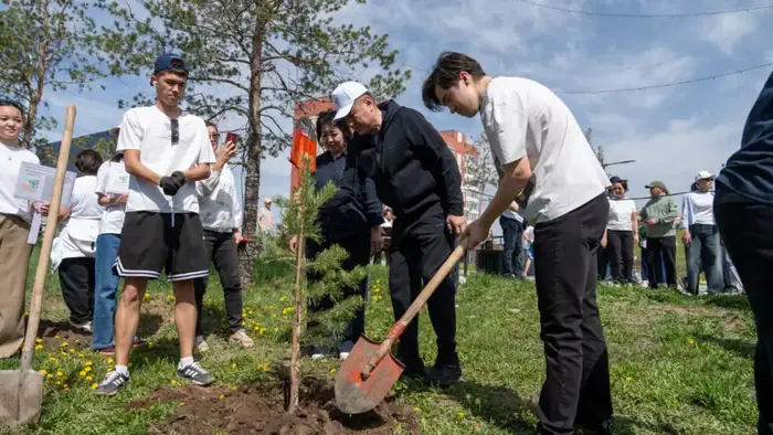 В Усть-Каменогорске выпускники школ высадили именные деревья (4)