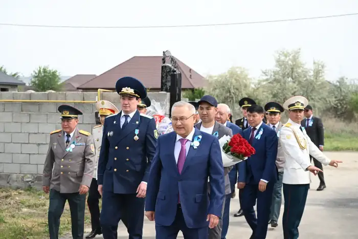 Бейбит Исабаев поздравил ветерана ВОВ с Днем Победы (2)