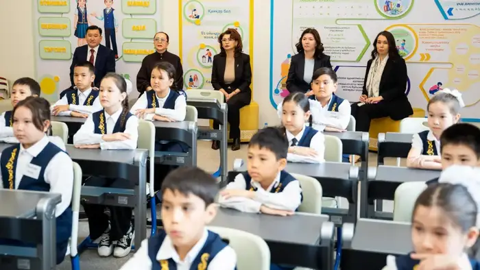 Аида Балаева ознакомилась с TopIQ Smart Class в столичной школе (5)