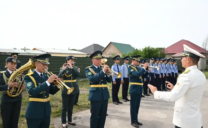 Бейбит Исабаев поздравил ветерана ВОВ с Днем Победы (3)