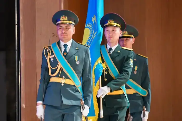 Торжественное собрание в честь Дня защитника Отечества подчеркивает важность гражданской ответственности и патриотизма в обществе. Астане