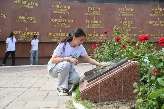 АКЦИЯ «ТАЗА ҚАЗАХСТАН» В ШЫМКЕНТЕ СТАЛА ДАНЬЮ УВАЖЕНИЯ ГЕРОЯМ И НАЦИОНАЛЬНЫМ ЦЕННОСТЯМ (7)