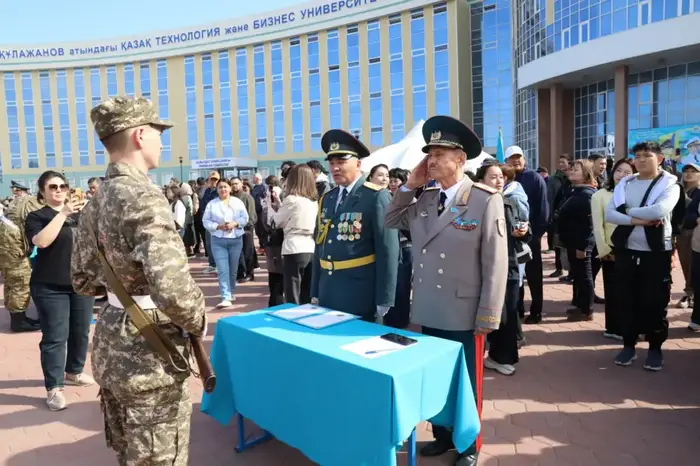 В Астане более 400 студентов военной кафедры КазУТБ присягнули на верность Родине (4)