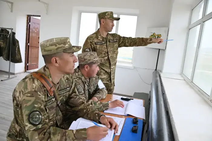 Около 250 курсантов военно-технических школ получили водительские права (4)