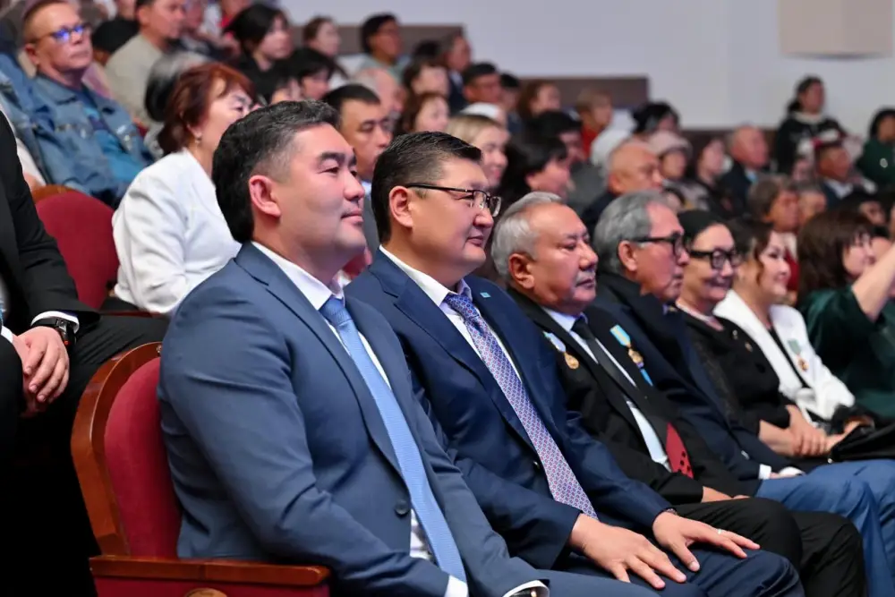 Победителю областного конкурса «Абай елі – өнер кеніші» подарили современный сборный сценический комплекс (9)