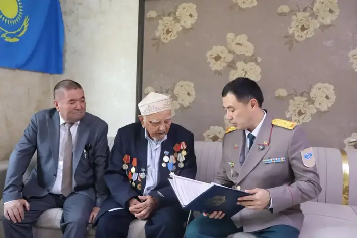 Поздравление ветерана пожарной безопасности Инкарбека Батырбекова с Днем Победы Астане