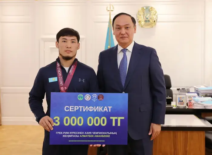 Ербол Карашукеев встречается с призёрами чемпионата Азии: Алматбек Аманбек и Айгерим Саттибаева получают награды Астане