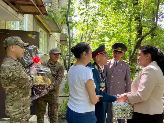 Сотрудники ДЧС Алматы организовали торжественное поздравление для 99-летнего ветерана Егора Долидуды Астане