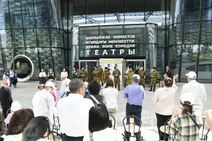 Театрализованный концерт на столичной площади провели в честь Дня Победы (2)
