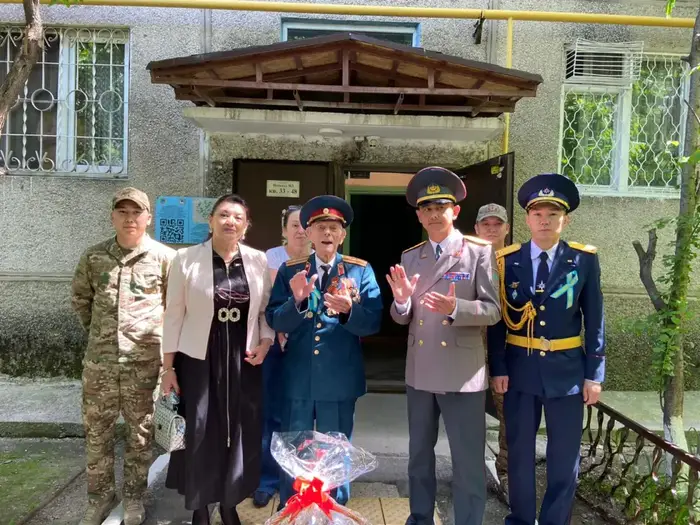 Спасатели поздравили 99-летнего ветерана ВОВ с Днём Победы (4)