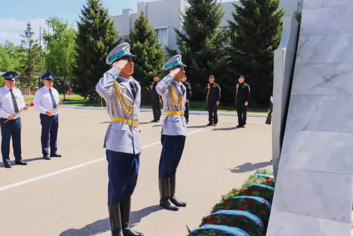 Память полицейских, погибших при исполнении служебных обязанностей почтили в ВКО (3)