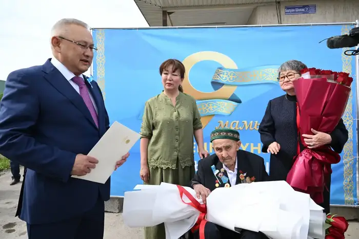 Бейбит Исабаев поздравил ветерана ВОВ с Днем Победы (4)