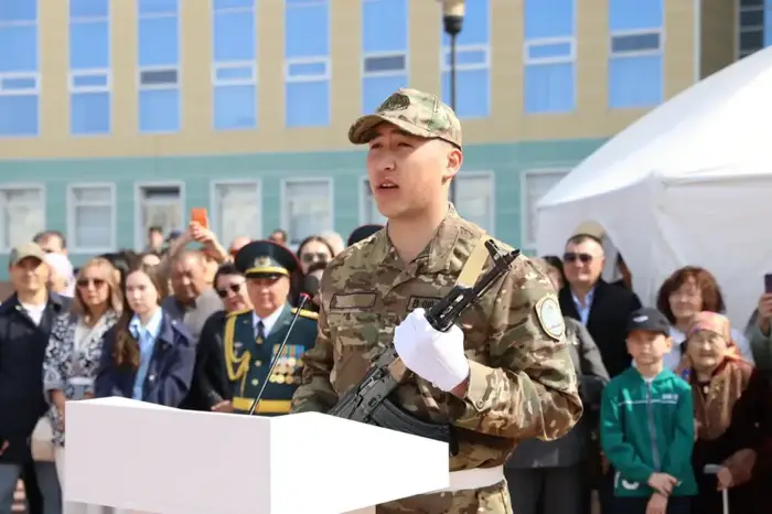 В Астане более 400 студентов военной кафедры КазУТБ присягнули на верность Родине (7)
