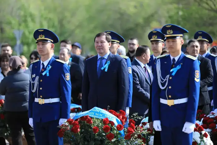 Актюбинцы возложили цветы в знак почтения к подвигу Алии Молдагуловой (10)