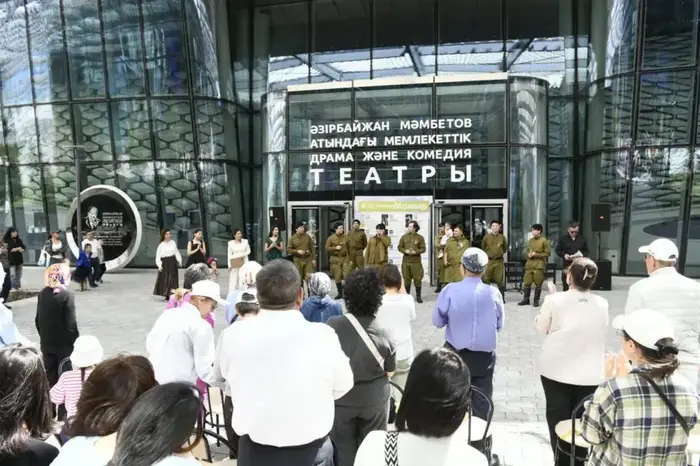 Театрализованный концерт в честь Дня Победы на площади перед театром Астане