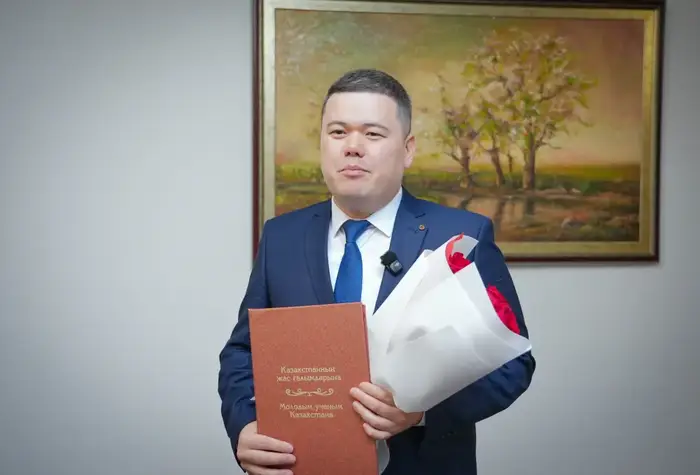 ИСПОЛНЕНИЕ ПОРУЧЕНИЯ ПРЕЗИДЕНТА: МИНИСТР ВРУЧИЛ МОЛОДЫМ УЧЕНЫМ СЕРТИФИКАТЫ НА КВАРТИРЫ (10)
