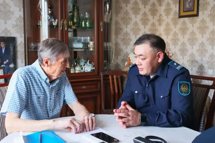 Полицейские ВКО поздравили ветеранов с Днём Великой Победы (2)