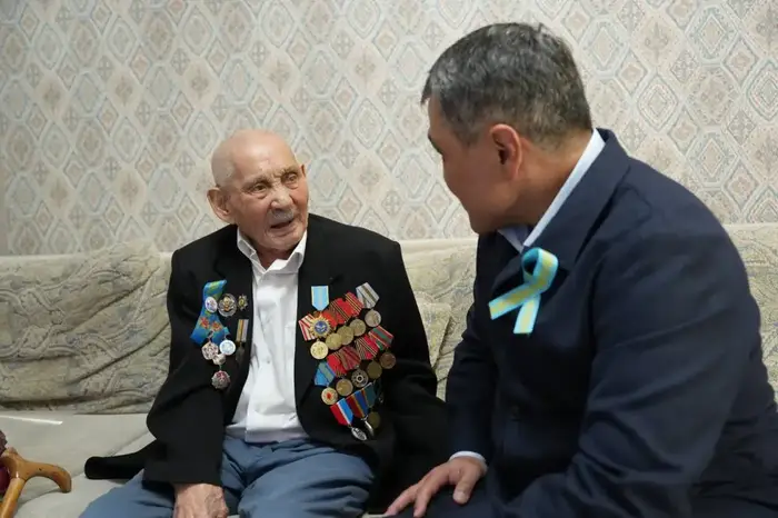 Министр водных ресурсов и ирригации поздравил с Днем победы 102-летнего ветерана (5)