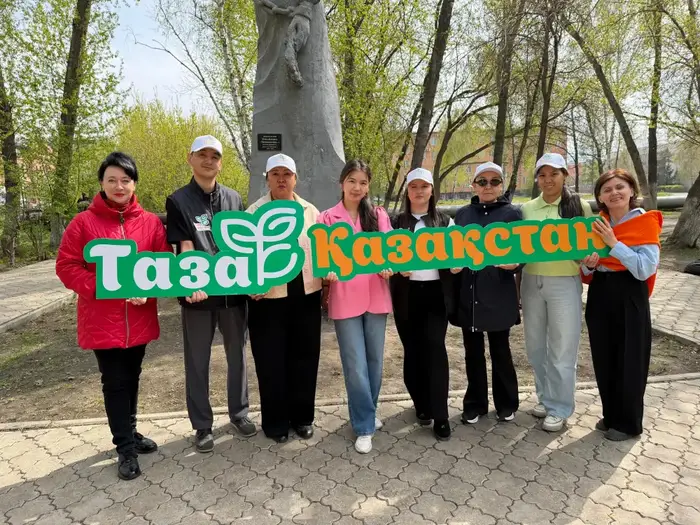 Молодежь Петропавловска привела в порядок памятник Анастасии Прокофичевой (2)