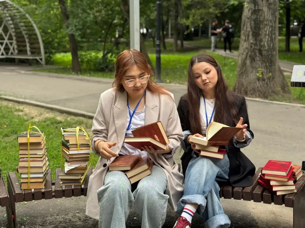 Летние площадки буккроссинга в парках Алматы Астане