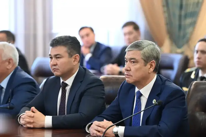 Олжас Бектенов от имени Главы государства поблагодарил Нурлыбека Налибаева на встрече с активом области (3)