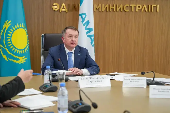 Ерлан Сарсембаев провёл приём граждан, обсуждая вопросы нотариальной палаты и судебных исполнителей Астане