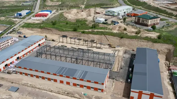 Министр Чингис Аринов на стройплощадке завода композитных газовых баллонов в Алматы Астане