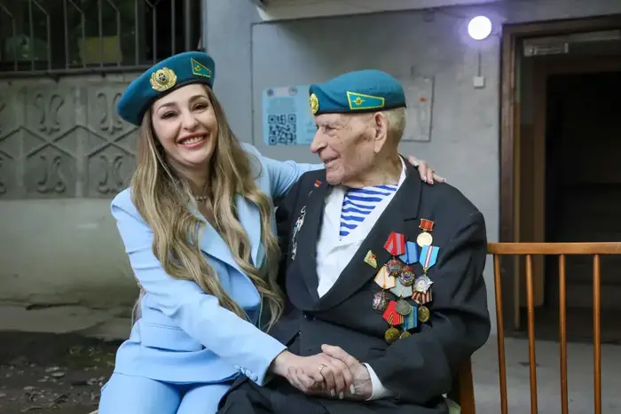 Поздравление ветерана-десантника от военнослужащих способствует укреплению патриотических ценностей среди молодежи Астане