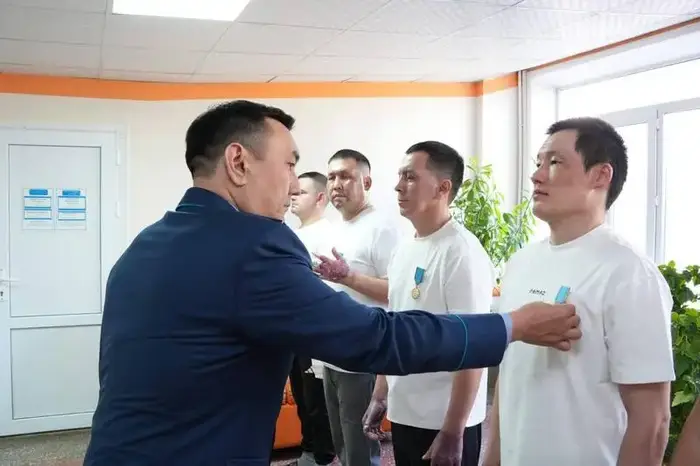 За спасение людей в Шахтинске пятеро полицейских награждены медалями (2)