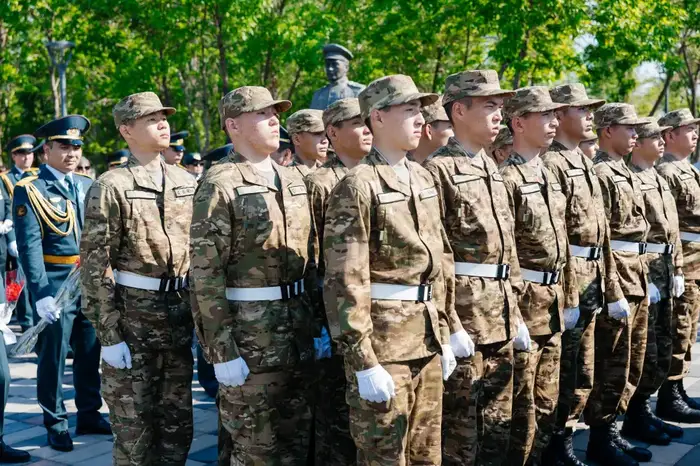 Жители Атырау возложили цветы к Вечному огню в День Победы (4)