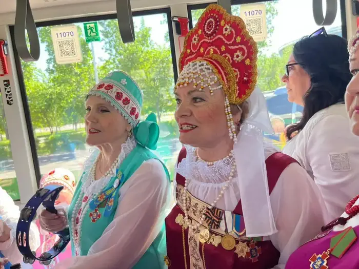 В столичных автобусах прошел музыкальный перформанс в честь Дня Победы (6)