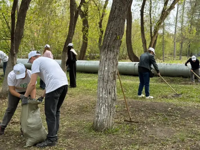 Молодежь Петропавловска привела в порядок памятник Анастасии Прокофичевой (4)