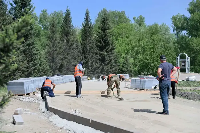 В Семее активно ведется строительство Площади государственных символов (10)