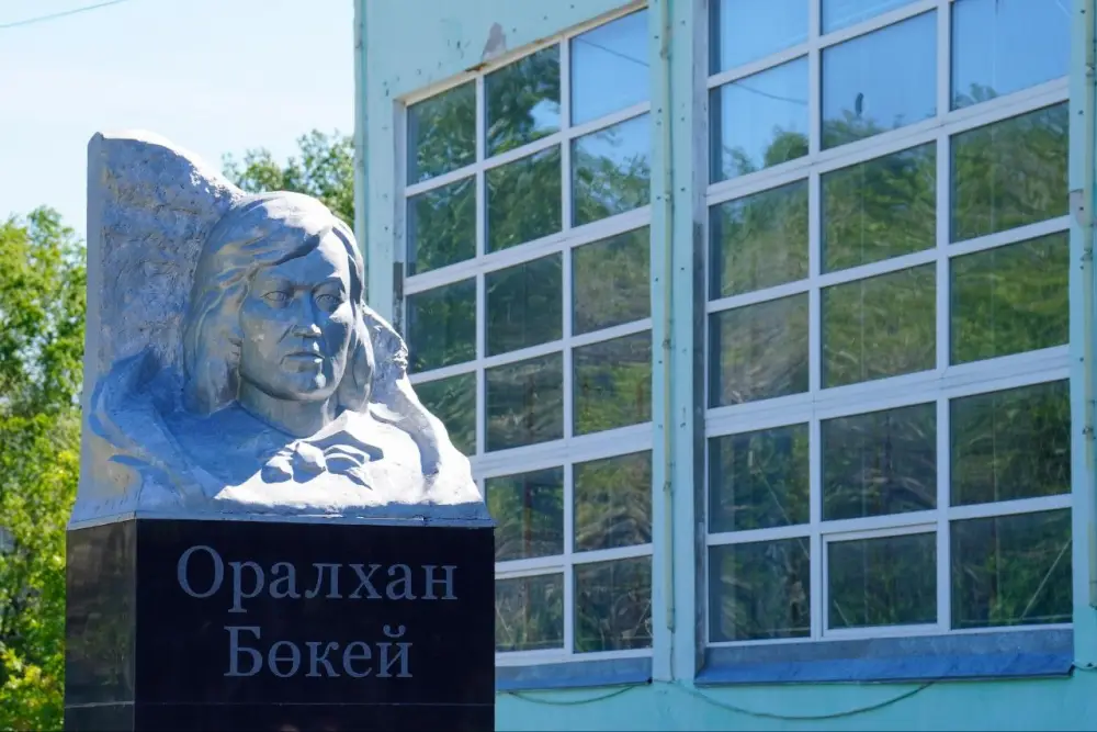 Выпускники Восточно-Казахстанской области отмечают завершение обучения на фоне цифровизации образования Астане