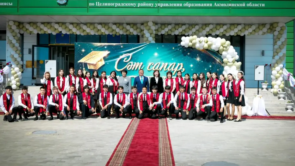 Жулдыз Сулейменова приняла участие в торжественной линейке по случаю окончания учебного года в селе Талапкер (8)