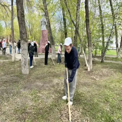 Молодежь Петропавловска привела в порядок памятник Анастасии Прокофичевой (6)