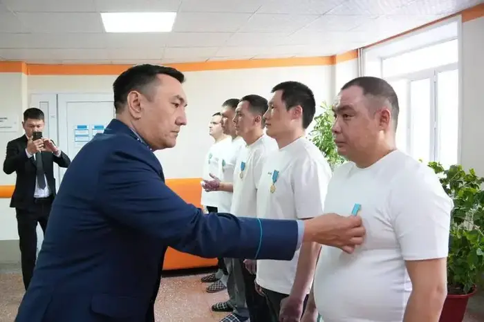 За спасение людей в Шахтинске пятеро полицейских награждены медалями (3)