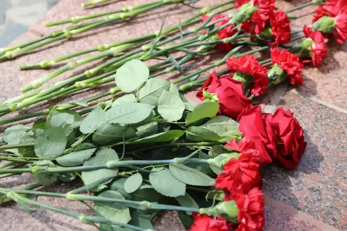 Празднование Дня защитника Отечества началось с возложения цветов и почтения памяти генерал-лейтенанта Жансена Кереева (2)