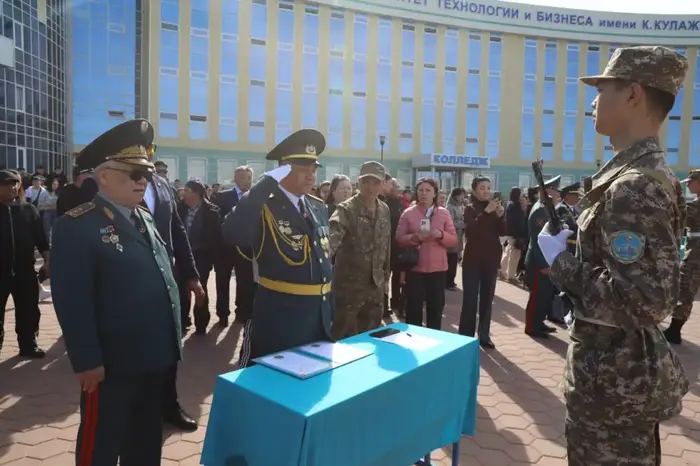 В Астане более 400 студентов военной кафедры КазУТБ присягнули на верность Родине (2)