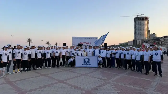 Полицейские активно участвуют в полумарафоне "Aktau Half-Marathon 2026" в Актау Астане