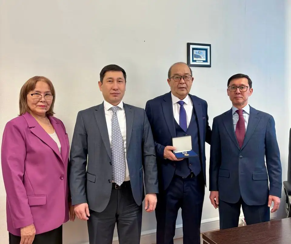 Награждение Дуйсена Әділханова медалью Еңбек ардагері за вклад в финансовую систему Казахстана Астане