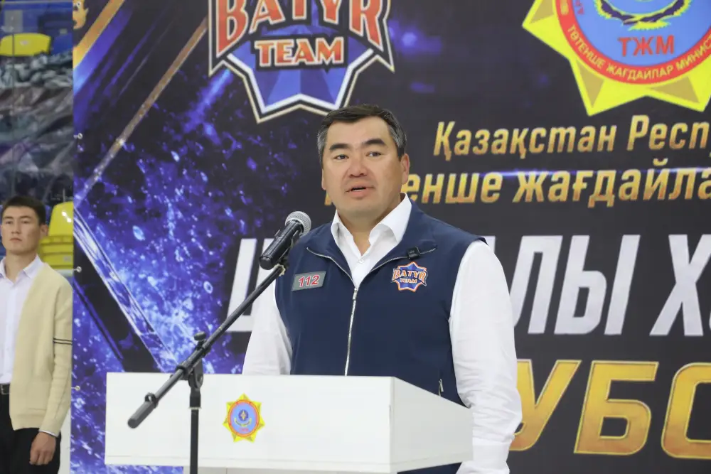 Глава МЧС наградил победителей первого Кубка по хоккею с шайбой (3)