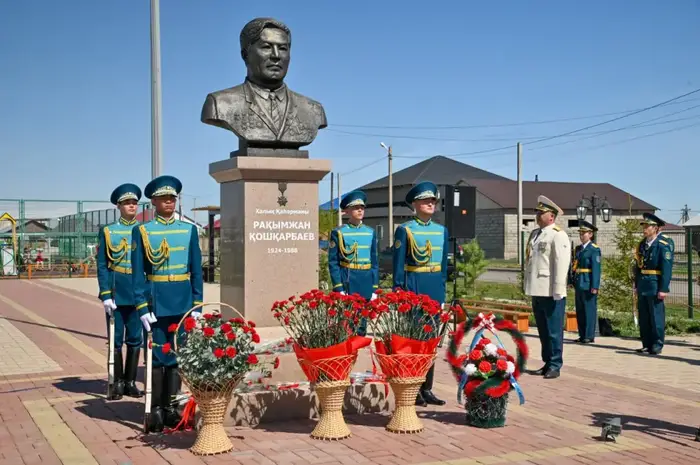 В Акмолинской области почтили память Халық қаһарманы Рахимжана Кошкарбаева (9)