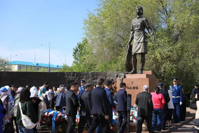 Актюбинцы возложили цветы в знак почтения к подвигу Алии Молдагуловой (5)