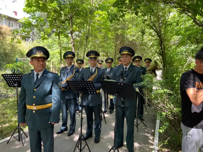 Спасатели поздравили 99-летнего ветерана ВОВ с Днём Победы (3)