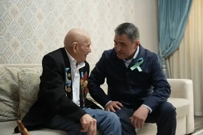 Поздравление ветерана с Днем победы подчеркивает важность признания героизма и вклада старшего поколения в историю страны Астане