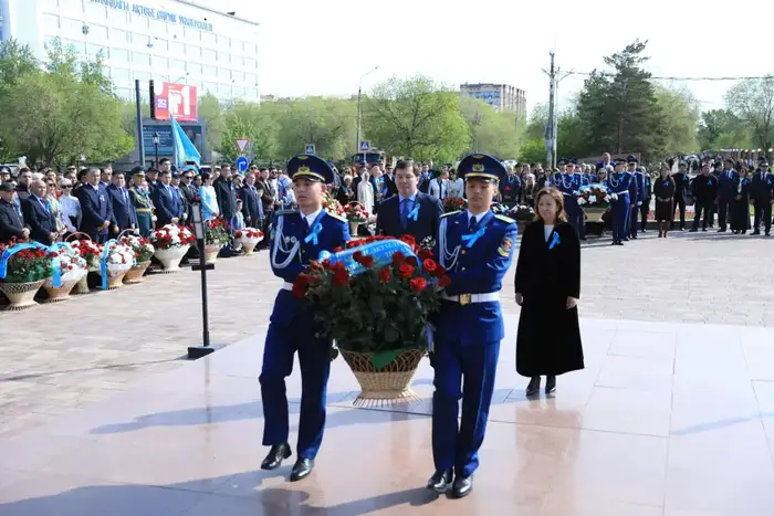 Актюбинцы возложили цветы в знак почтения к подвигу Алии Молдагуловой (3)